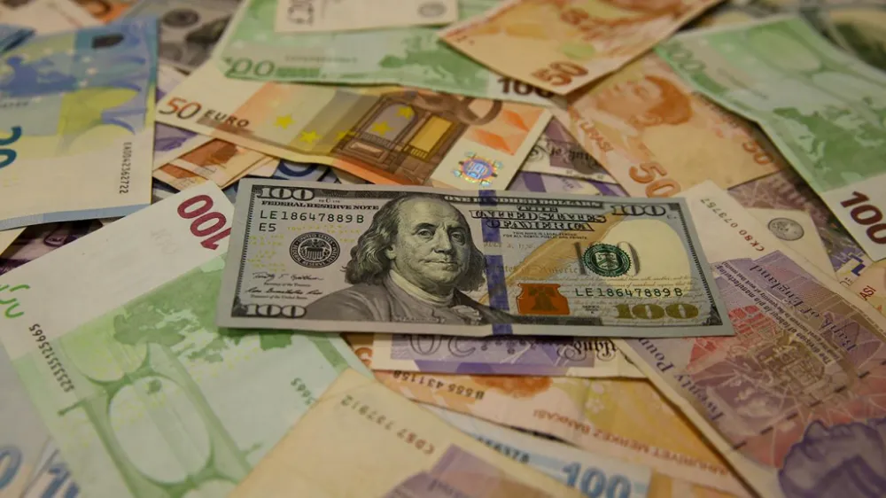 Dolar rekor tazeledi
