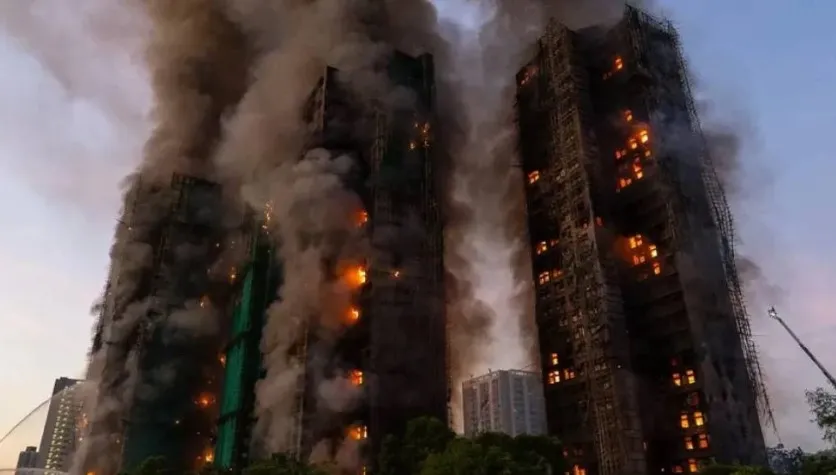 Hong Kong’da Kâbus Gibi Gece: Yedi Kuleyi Saran Yangında 65 Ölü, 279 Kayıp