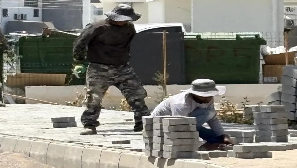 Manzara değişmedi: 46 derece güneş altında çalışmaya devam!