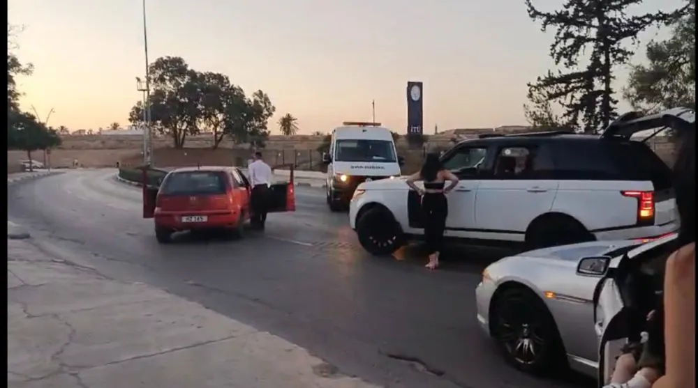  Yol ortasına park ederek ambulans geçişini engelleyen sürücülere para cezası
