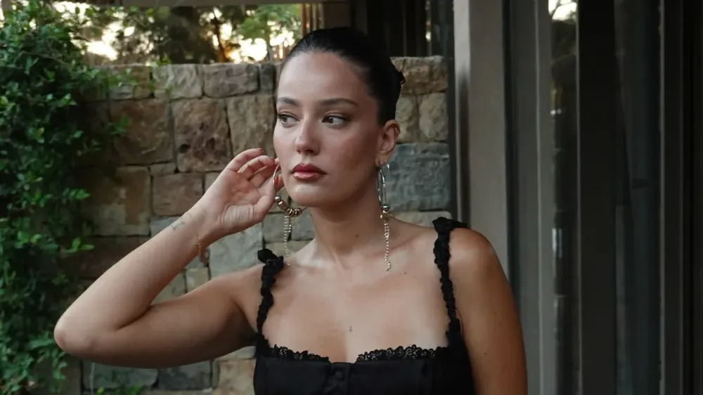 Çocuklarının babasından yeni boşandı! Pelin Akil, mini elbisesiyle gündem oldu