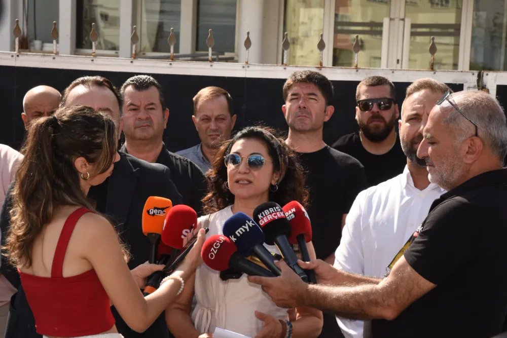 Kamuda yetkili beş sendika Başbakanlık’a siyah çelenk bıraktı
